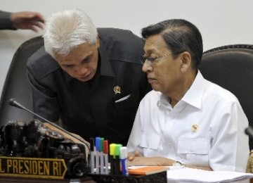 Wapres Boediono (kanan) berbincang dengan Menko Perekonomian Hatta Rajasa (kiri) sebelum rapat kabinet terbatas di kantor kepresidenan, Jakarta.