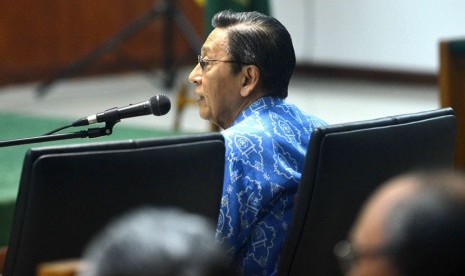  Wapres Boediono memberi kesaksian dalam sidang kasus dugaan korupsi Bank Century dengan terdakwa Budi Mulya di Pengadilan Tipikor, Jakarta, Jumat (9/5).  (Republika/Agung Supriyanto)