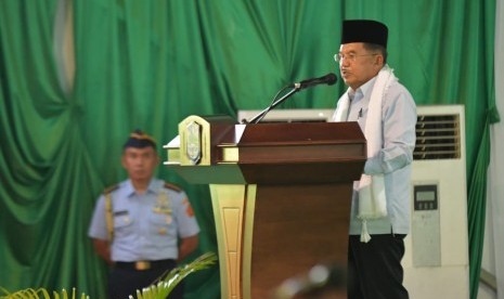 Wapres Hadiri Munas Alim Ulama NU: Wakil Presiden RI Jusuf Kalla saat menutup acara Musyawarah Nasional Alim Ulama dan Konferensi Besar Nahdlatul Ulama (NU) di Pompes Miftahul Huda Al-Azhar Citangkolo, Kota Banjar, Jawa Barat, Jumat (1/3).