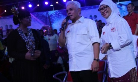 Wapres Hatta Rajasa (kiri) dan Okke Rajasa menghadiri puncak Kontes Dangdut Indonesia 2014 di Theater Bhinneka Tunggal Ika, Taman Mini Indonesia Indah, Jakarta, Senin (16/6). 