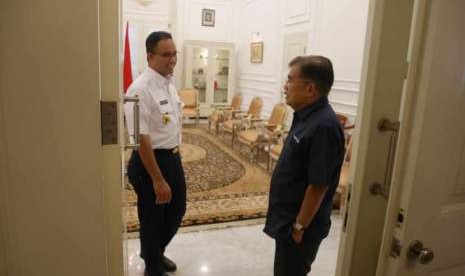 Wapres JK antar Gubernur DKI Anies Baswedan sampai ke dalam ruang kerja di Balai Kota DKI Jakarta, Jumat (3/8), usai mengecek kesiapan venue Asian Games 2018.