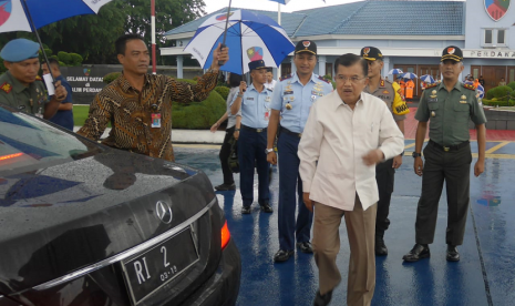 Wapres JK bertolak ke Makassar untuk meninjau langsung  kondisi terkini suasana dan warga terdampak banjir di MakassarAhad (27/1). 