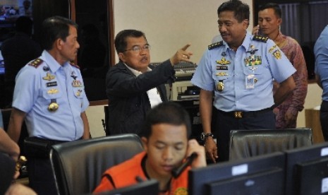 Wapres JK memantau proses pencarian pesawat AirAsia di Pusat Informasi Basarnas Jakarta, Ahad (28/12).