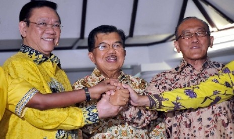 Wapres JK mendamaikan kubu Agung Laksono dan Aburizal Bakrie.