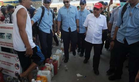 Wapres JK mengecek antrean BBM di POM Bensin saat tinjau dampak gempa dan tsunami di Palu-Donggala-Sigi, Sulawesi Tengah, Jumat (5/10/2018). 