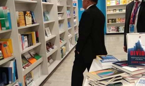 Wapres Jusuf Kalla berbelanja buku di Markas Besar, PBB, New York, Senin (24/9)