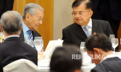 Indonesian Vice President Jusuf Kalla talks to Malaysian PM Mahathir Mohamad during dinner of the 24th International Conference on the Future of Asia in Tokyo, Japan, Monday (June 11).