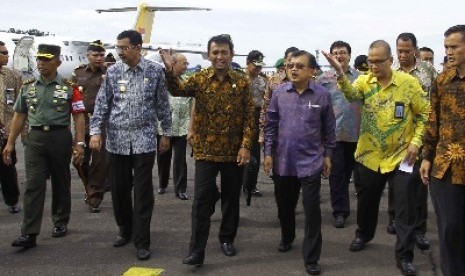 Wapres Jusuf Kalla bersama Gubernur Sumut Gatot Pujo Nugroho (ketiga kiri).