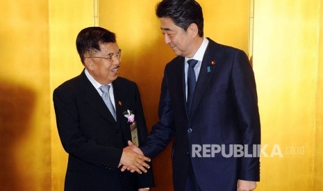  Jusuf Kalla saat bertemu Shinzo Abe sebelum Conference Dinner Konferensi Future of Asia di Tokyo, Jepang, beberapa waktu lalu.