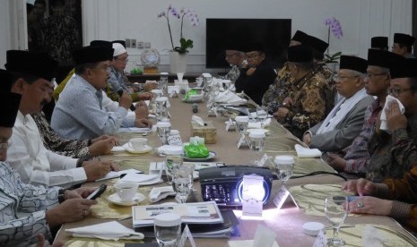 Wapres Jusuf Kalla didampingi Mensesneg, Menteri Agama, Panglima TNI, Kapolri menggelar pertemuan dengan sejumlah Pimpinan Ormas Islam di kediaman dinas Wapres, Jalan Diponegoro, Jakarta, Jumat (26/10/2018).