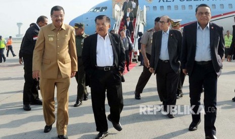 Wapres Jusuf Kalla didampingi Wakapolri Komjen Pol Syafruddin saat akan melakukan kunjungan kerja ke negara Islam Afghanistan di Pangkalan Udara TNI AU Halim Perdanakusuma, Jakarta, Selasa (27/2).  Wapres Jusuf Kalla mengunjungi Afghanistan dalam rangka Konferensi Perdamaian Kabul. 