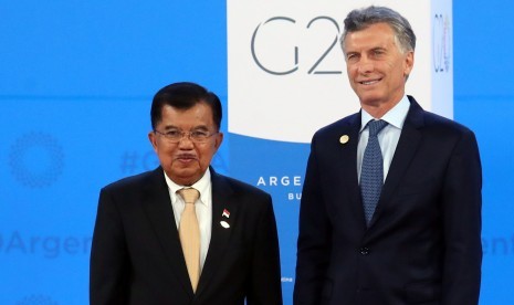 Wapres Jusuf Kalla disambut Presiden Argentina Mauricio Macri saat menghadiri pembukaan KTT G20, di Buenos Aires, Argentina, Jumat (30/11/2018).