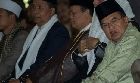 Wapres Jusuf Kalla duduk bersama jamaah lainnya sebelum menunaikan ibadah shalat Jumat di Masjid Istiqlal