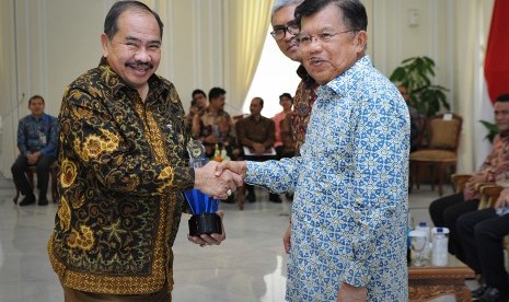 Wapres Jusuf Kalla (kanan) bersama Ketua Komisi Informasi Pusat (KIP) John Fresly (tengah) memberikan pemeringkatan Badan Publik (BP) dan Keterbukaan Informasi Publik tahun 2016 kepada Ketua PPATK Kiagus Ahmad Badaruddin (kiri) di Istana Wapres, Jakarta, S