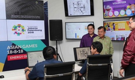 Wapres Jusuf Kalla (kanan) didampingi Ketua INASGOC Erick Thohir menyaksikan beroperasinya Main Operation Center (MOC) Asian Games 2018 yang berada di lantai dasar markas INASGOC di Wisma Serba Guna, Senayan, Jakarta (31/1). Di ruangan ini nantinya semua aktivitas yang berkaitan dengan Asian Games 2018 akan dikontrol.