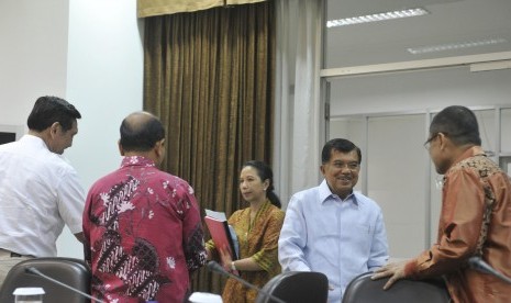 Wapres Jusuf Kalla (kedua kanan) berbincang dengan Menperin Saleh Husin (kanan) sementara Menteri BUMN Rini Soemarno (ketiga kiri) berbincang dengan Kepala Staf Kepresidenan Luhut Panjaitan (kiri) dan Menteri PPN/Kepala Bappenas Andrinof Chaniago (kedua ki