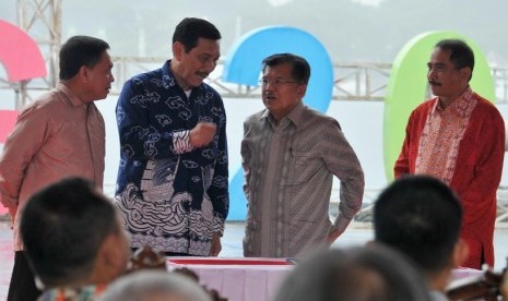 Wapres Jusuf Kalla (kedua kanan) berbincangan dengan Menko Maritim Luhut Pandjaitan (kedua kiri) disaksikan Menteri Pariwisata, Arief Yahya (kanan) dan Gubernur Aceh Irwandi Yusuf (kiri) saat pembukaan kegiatan pucak Sail Sabang, di Pelabuhan Sabang, Aceh, Sabtu (2/12). Sail Sabang berlangsung dari tanggal 28 november hingga 5 Desember 2017. 