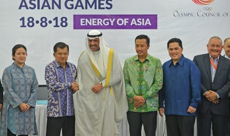 Wapres Jusuf Kalla (kedua kiri) berjabat tangan dengan Presiden Dewan Olimpiade Asia (OCA) Sheikh Ahmad Al-Fahad Al-Sabah (ketiga kiri) disaksikan (dari kiri) Menko PMK Puan Maharani, Menpora Imam Nahrawi, Ketua Umum Indonesia Asian Games Organizing Committee (Inasgoc) Erick Thohir dan Gubernur Sumatera Selatan Alex Noerdin seusai menggelar pertemuan di Kantor Inasgoc Jakarta, Ahad (15/10).