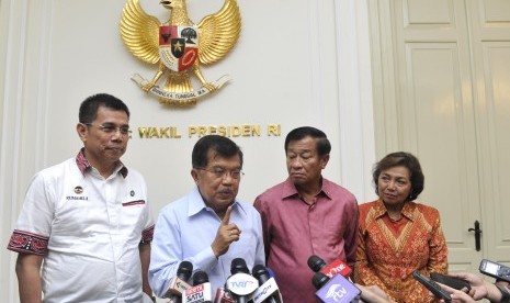 Wapres Jusuf Kalla (kedua kiri) didampingi Ketua Komite Olimpiade Indonesia (KOI) Rita Subowo (kanan), Ketua Dewan Kehormatan PSSI Agum Gumelar (kedua kanan), dan Wakil Ketua Umum PSSI hasil Kongres Luar Biasa (KLB) Surabaya Hinca Panjaitan (kiri) memberik