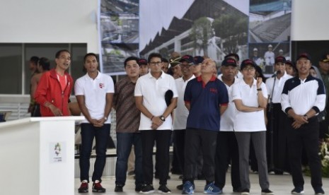 Wapres Jusuf Kalla (keempat kanan) didampingi (kiri ke kanan) Menteri PUPR Basuki Hadimuljono, Ketua INASGOC Erick Thohir, Menteri Pemuda dan Olahraga Imam Nahrawi, Menko PMK Puan Maharani, Ketua Pengurus Besar Persatuan Renang Seluruh Indonesia Anindya Bakrie, Mensesneg Pratikno dan Ketua KONI Tono Suratman menekan tmbol ketika membuka CIMB Niaga Indonesia Open Aquatic Championship di Stadion Aquatic Gelora Bung Karno, Senayan, Senin (5/12). Kejuaraan yang menjadi test event jelang Asian Games 2018 tersebut diikuti 1.846 peserta dari delapan negara dengan mempertandingkan cabor renang, loncat indah, artistic swimming, dan polo air, berlangsung 5-15 Desember mendatang. 