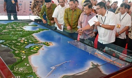 Wapres Jusuf Kalla (ketiga kanan) mendapat penjelasan dari Dirut PT Pengembangan Pariwisata Indonesia (Persero) atau Indonesia Tourism Development Corporation (ITDC) Abdulbar M Mansoer (kedua kanan) mengenai rencana pengembangan kawasan wisata Mandalika sa