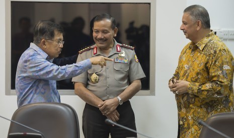  Wapres Jusuf Kalla (kiri) berbincang dengan Kapolri Jenderal Pol. Badrodin Haiti (tengah) dan Dirut PLN Sofyan Basir (kanan) sebelum mengikuti rapat kabinet terbatas di Kantor Kepresidenan, Jakarta, Kamis (25/6).