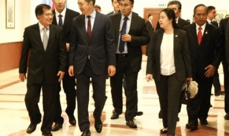 Wapres Jusuf Kalla (kiri) berbincang dengan PM Kazakhstan Bakytzhan Sagintayev (ketiga kiri) saat mengadakan pertemuan di Astana, Kazakhstan, Sabtu (9/9). Tampak hadir pula Menteri Koordinator Bidang Pembangunan Manusia dan Kebudayaan (Menko PMK) Puan Maharani (kedua kanan), Menristek Dikti Mohamad Nasir (kanan)  Pertemuan tersebut membahas penguatan kerja sama bilateral Indonesia-Kazakhstan. 