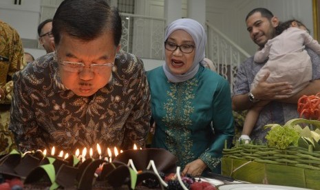 Wapres Jusuf Kalla (kiri) didampingi Ibu Mufidah Jusuf Kalla (kedua kiri) meniup lilin ketika HUT Jusuf Kalla di Jakarta, Senin (15/5).