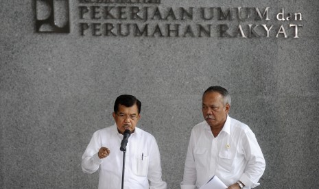 Wapres Jusuf Kalla (kiri) didampingi Menteri PU dan Perumahan Rakyat (PUPR) Basuki Hadimoeljono (kanan) memberikan keterangan usai mengikuti rapat bersama jajaran pegawai Kemen-PUPR dalam rangka kunjungan kerja di Kantor Kemen-PUPR, Jakarta, Selasa (7/4).