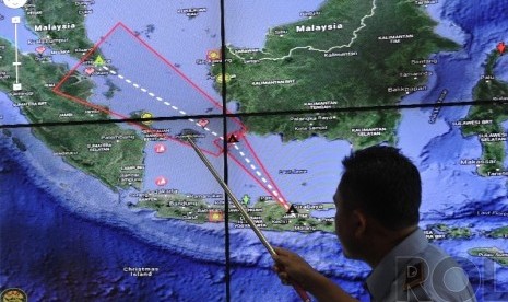   Petugas Basarnas menjelaskan proses pencarian pesawat AirAsia QZ 8501 yang hilang kontak di Pusat Informasi Basarnas Jakarta, Ahad (28/12). (Republika/Edwin Dwi Putranto)