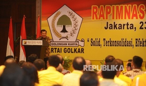  Wapres Jusuf Kalla memberikan pidato politik saat menutup Rapimnas Partai Golkar di Jakarta, Senin (25/1) malam.  (Republika/Tahta Aidilla)