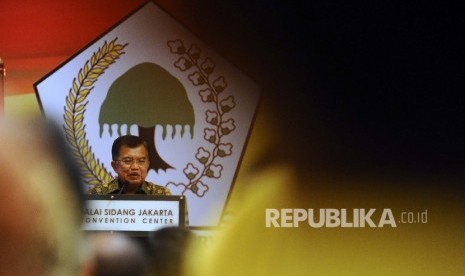 Wapres Jusuf Kalla memberikan pidato politik saat menutup Rapimnas Partai Golkar di Jakarta, Senin (25/1)malam. 