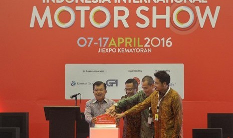 Wapres Jusuf Kalla membuka pameran otomotif Indonesia International Motor Show (IIMS) 2016 di JIEXPO Kemayoran, Jakarta Pusat, Kamis (7/4). 