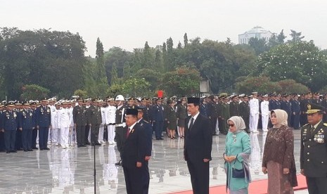 Wapres Jusuf Kalla memimpin upacara peringatan Hari Pahlawan di TMP Kalibata, Jakarta, Sabtu (10/11)