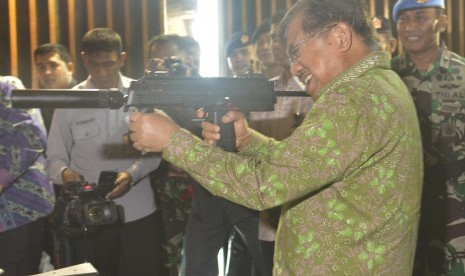  Wapres Jusuf Kalla menembak dengan senapan serbu HK MP7 ketika mengunjungi Makas Pasukan Pengamanan Presiden (Paspampres) di Tanah Abang, Jakarta, Jumat (29/5).