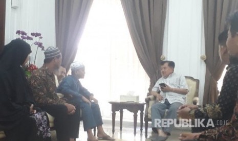 Wapres Jusuf Kalla menerima Fahrul Amin di  Rumah Dinas Wakil Presiden, di Jalan Diponegoro, Menteng, Jakarta, Ahad (10/2).