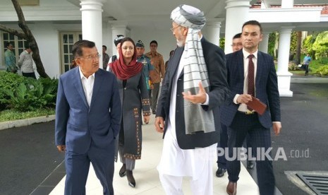 Wapres Jusuf Kalla menerima Mohammad Karim Khalili Pimpinan High Peace Council (HPC) Afghanistan di Istana Wapres, Rabu (22/11).