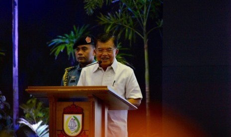 Wapres Jusuf Kalla mengajak masyarakat untuk peduli sampah saat peringatan HPSN di Makassar, Sabtu (5/3).