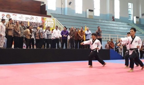 Wapres Jusuf Kalla mengunjungi persiapan atlet taekwondo yang akan berlaga di Asian Games 2018, di Sentra Latihan Taekwondo GOR POPKI, Cibubur, Jakarta, Selasa (18/7).