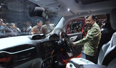  Wapres Jusuf Kalla mengunjungi stan usai membuka Indonesia Internasional Motor Show ke 10 di JIEXPO, Jakarta, Rabu (19/8).