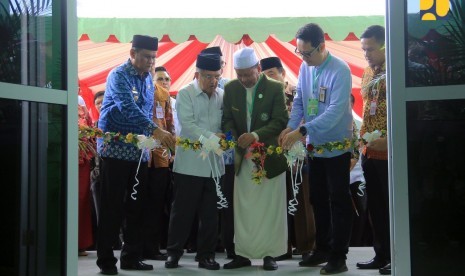 Wapres Jusuf Kalla pada acara Peresmian Rusun Ponpes Darud Da’wah Wal Irsyad (DDI) Mangkoso, di Kelurahan Mangkoso, Kecamatan Soppeng Riaja. 