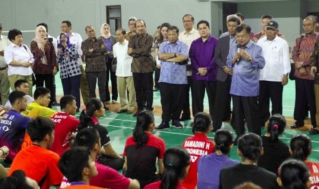 Wapres Jusuf Kalla saat memberikan pengarahan kepada atlet bulu tangkis Indonesia di Pelatnas Cipayung, Selasa (3/10).