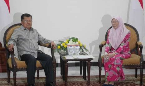 Wapres Jusuf Kalla saat menerima Dato' Seri Dr. Wan Azizah Dr Wan Ismail Deputy Prime Minister of Malaysia di kantor Wapres, Jakarta, Selasa (9/10).