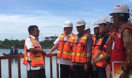 Wapres Jusuf Kalla saat meninjau sarana Asian Games di Palembang, Sumatra Selatan, Sabtu (8/4).