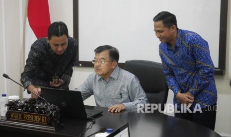 Wapres Jusuf Kalla saat penyampaian SPT Pajak melalui e-Filing di kantor Wapres, Jakarta