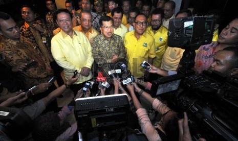  Wapres Jusuf Kalla (tengah) bersama Ketua Umum Golkar Aburizal Bakrie dan Ketua Umum Golkar versi Munas Jakarta Agung laksono, usai acara silaturahmi nasional Partai Golkar di Kantor DPP Golkar, Jakarta, Ahad (1/11).