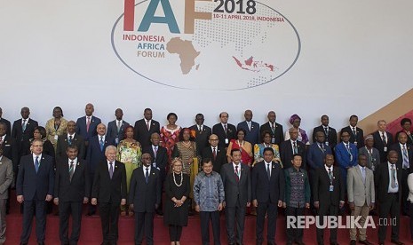 Wapres Jusuf Kalla (tengah) bersama Menko bidang Kemaritiman Luhut Binsar Pandjaitan (kesembilan kanan), Menlu Retno Marsudi (kedelapan kiri), Mendag Enggartiasto Lukita (keenam kiri) berfoto dengan para ketua delegasi negara-negara Afrika dalam pembukaan Forum Indonesia Afrika (IAF) 2018 di Nusa Dua, Bali, Selasa (10/4).