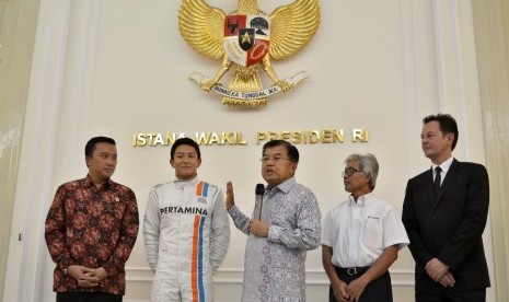 Wapres Jusuf Kalla (tengah) bersama Pembalap Formula 1 dari tim Manor Racing Rio Haryanto (kedua kiri), Menpora Imam Nachrawi (kiri), Dirut Pertamina Dwi Soetjipto (kedua kanan) serta Manajer Rio Haryanto, Piers Hunnissets (kanan) memaparkan persiapan menu