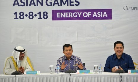 Wapres Jusuf Kalla (tengah) bersama Presiden Dewan Olimpiade Asia (OCA) Sheikh Ahmad Al-Fahad Al-Sabah (kiri) dan Ketua Umum Indonesia Asian Games Organizing Committee (Inasgoc) Erick Thohir memberikan keterangan kepada wartawan seusai menggelar pertemuan di Kantor Inasgoc Jakarta, Ahad (15/10). 