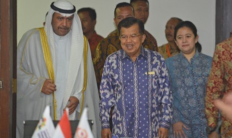 Wapres Jusuf Kalla (tengah).